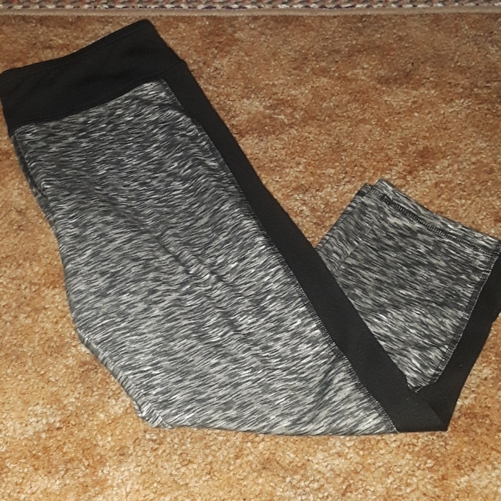 🐙EUC SO Yoga Capri Leggings Gray/Black Large